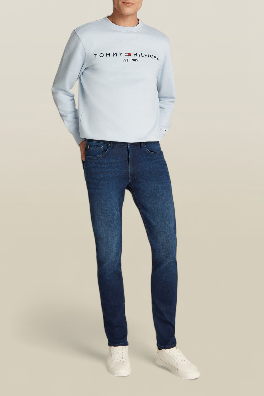 תמונת כל הלוק של מכנסי ג'ינס בגזרת סלים